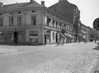 Värmlands Folkblad lämnar sina lokaler på Västra Torggatan och flyttar till ett nytt tidningshus med adress Östra Torggatan 15 den 12 maj 1946.