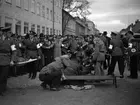 Röda Korset genomför en uppvisning på Drottninggatan i höjd med Fredsgatan 1938.