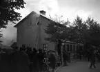 Café Värmlands matsalar på Östra Torggatan 10 eldhärjas i oktober 1938. Huset kan inte räddas utan ersätts med en ny byggnad. Se bild DG100.