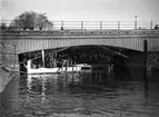 När den nuvarande Klarabron byggdes och var färdig att tas i bruk 1940 behöll man den gamla bron under byggnationen och uppförde den nya delvis uppströms i 2 etapper för att slippa en tillfällig broförbindelse. Den tidigare bron konstruerad av Hybelejen hade då förenat Tingvallastaden med Klara i dryga 150 år.