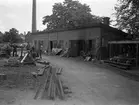 Kanalsmedjan låg där Karlbergsgatan nu svänger in mot Hagaledsviadukten. En ny smedja byggdes på andra sidan järnvägsvallen år 1939 vilket kan ses på bild 313_38_23.