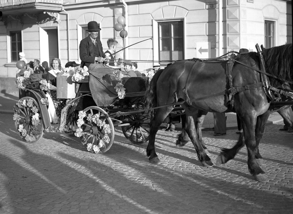 Barnens dag 1941, här i hörnet Tingvallagatan–Södra Kyrkogatan.