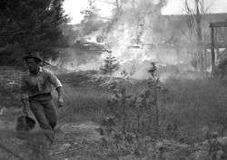 Bild från en av de s k Hjärpe-bränderna. Damastvävaren Widlu