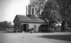 Brandkårens spruthus, uppfört 1884 på nuvarande bibliotekshustomten, rivs år 1938.