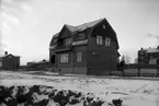 Nybyggd villa på John Ericssonsgatan 25. Bilden togs runt 1910. Huset till höger ligger på Långgatan.