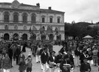 Demonstrationståg på Stora Torget. Till höger en av  torgets 2 taxistationer.