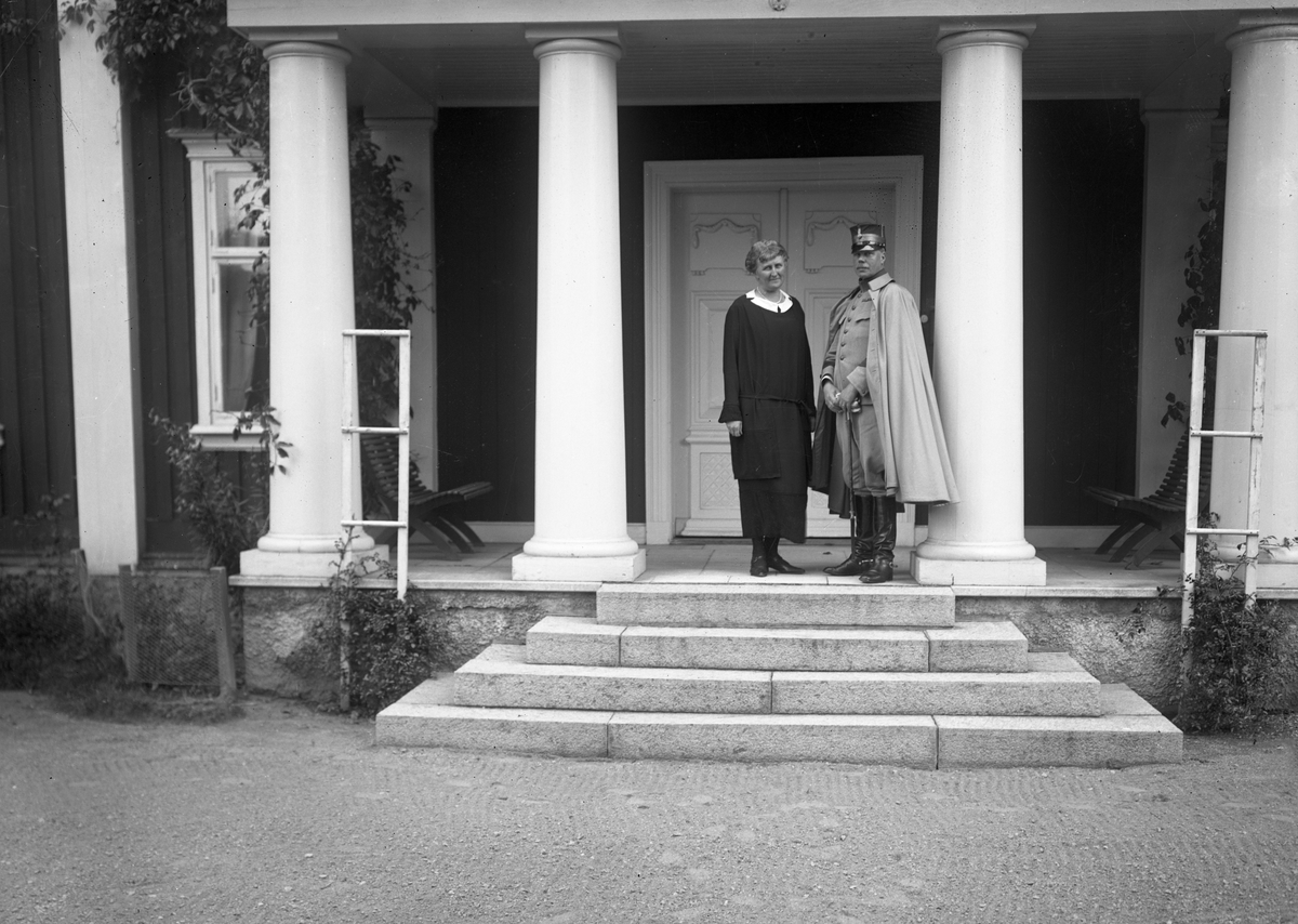 Överste Gösta Leijonhufvud, regementschef 1918-1927, med maka vid entrén till Sandbäckens herrgård.