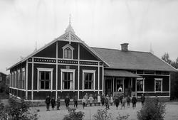 Saxhyttans skola på ett foto taget för ett hundratal år seda