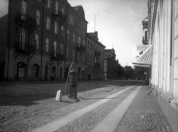 Gatubensinpump med Shell i tanken på Västra Torggatan utanfö