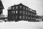 Hörnet John Ericssonsgatan-Bergslagsgatan år 1913. Huset är ett av de få återstående större träfastigheterna på Herrhagen.