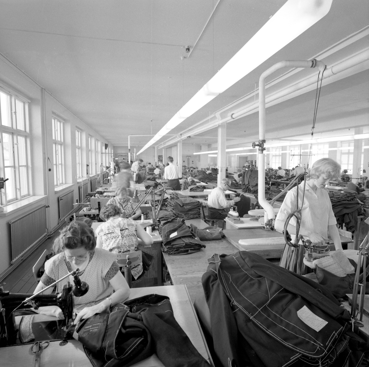 Företaget grundades 1900 som grosshandelsfirma i manufakturbranschen i Karlstad av Benzion Bergsohn. 1914 upptogs egen tillverkning av herrkläder. 1926 upphörde grosshandeln och drevs vidare som rent konfektionsföretag, då man också förvärvade lokalerna i stadsdelen Herrhagen där rörelsen bedrevs. 1929 byggdes fabrikslokalerna till en första gång, för att byggas ut igen till det dubbla under åren 1935-1936. Man producerade då ca. 40 000 plagg per år. Under senare år upptog man tillverkning av damkappor och damdräkter. Under början på 1940-talet sysselsatte man 350 arbetare i produktionen. Inregistrerade varumärken var "Örnkläder" för alla herrkläder och "Eagle" för damplagg.
Adress: Värmlandsgatan 9-11, Karlstad.