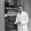 Hagaborg handels föreståndare utanför sin butik i september 1954.