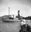 Tingvalla bryter isen i Inre hamn inför årets fraktsäsong våren 1949.