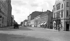 Drottninggatan västerut från korsningen med Östra Torggatan i mitten på 1930-talet.