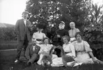 Sällskap ute i trädgården tillhörande Vidöns herrgård år 1906. Gåva från Gerda Forsgren, Karlstad