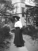 Gerda Forsgren på gårdssidan av dåvarande fastigheten Herrgårdsgatan 5 år 1905.