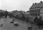 Vy av Tingvallagatan och en del av torget några år in på 1930-talet.