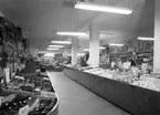 Interiörbild från Defas butikslokal i korsningen StorgatanMagasinsgatan år 1950.