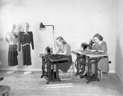 Sömmerskeelever vid Väst-svenska tillskärnings- och syskolan