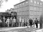 Arbetsstyrka vid Alsters bruk på en bild från ca 1910. Personer från vänster: Kvarnmästare Edström, Johan Andersson, Oscar Branzell, Johan H Zetterberg, Warg, Emil Wennerström, Lindström, Pettersson, Vågmästare Andersson, Axel Ljung, Johan Ljung, Bergkvist, Anders Andersson.