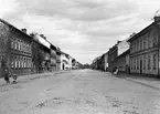 Drottninggatan österut i höjd med Fredsgatan på en bild tagen i slutet av 1890-talet.