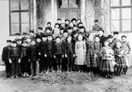 Okänd skolklass för ett hundratal år sedan. Repro.