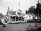 Villa med ägarens familj framför kameran runt 1910.