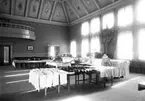 Slöjdutställning i Herrhagsskolans aula år 1909. Lägg märke till Olov W Nilssons originalmålningar i innertaket.