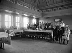 Slöjdutställning i Herrhagsskolans aula år 1909. Lägg märke till Olov W Nilssons originalmålningar i innertaket.