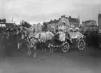 Barnens dags-tåg på Malmtorget i Klara. Bilden troligen tagen 1906.