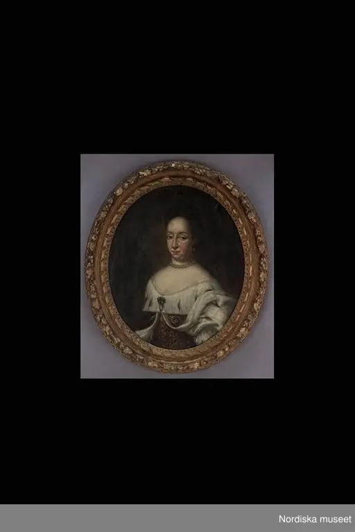 Huvudliggaren:
"Ulrika Eleonora, porträttmålning, oval. Enligt anteckning på baksidan (CL) av Ehrenstrahl. Köpt i Stockholm 1893. Renoverad, lagad. Oval, skuren, krederad och förgylld ram av furu. h 94, br 81 cm."