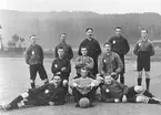 Hybo Idrottsförening. Fotbollslag 1908.
Stående fr.v. Albert Jonsson, 2 Edvin Roos, 3 Richkard Boström?, 4 Hilding Svensson.
Sittande fr.v. Olle Sandström, 2 Arvid Ohgren, 3 Johan Karlsson, På marken fr .v. 1 Sven Damm, 2 Patrik Rosén, 3 CViktor Sandström.