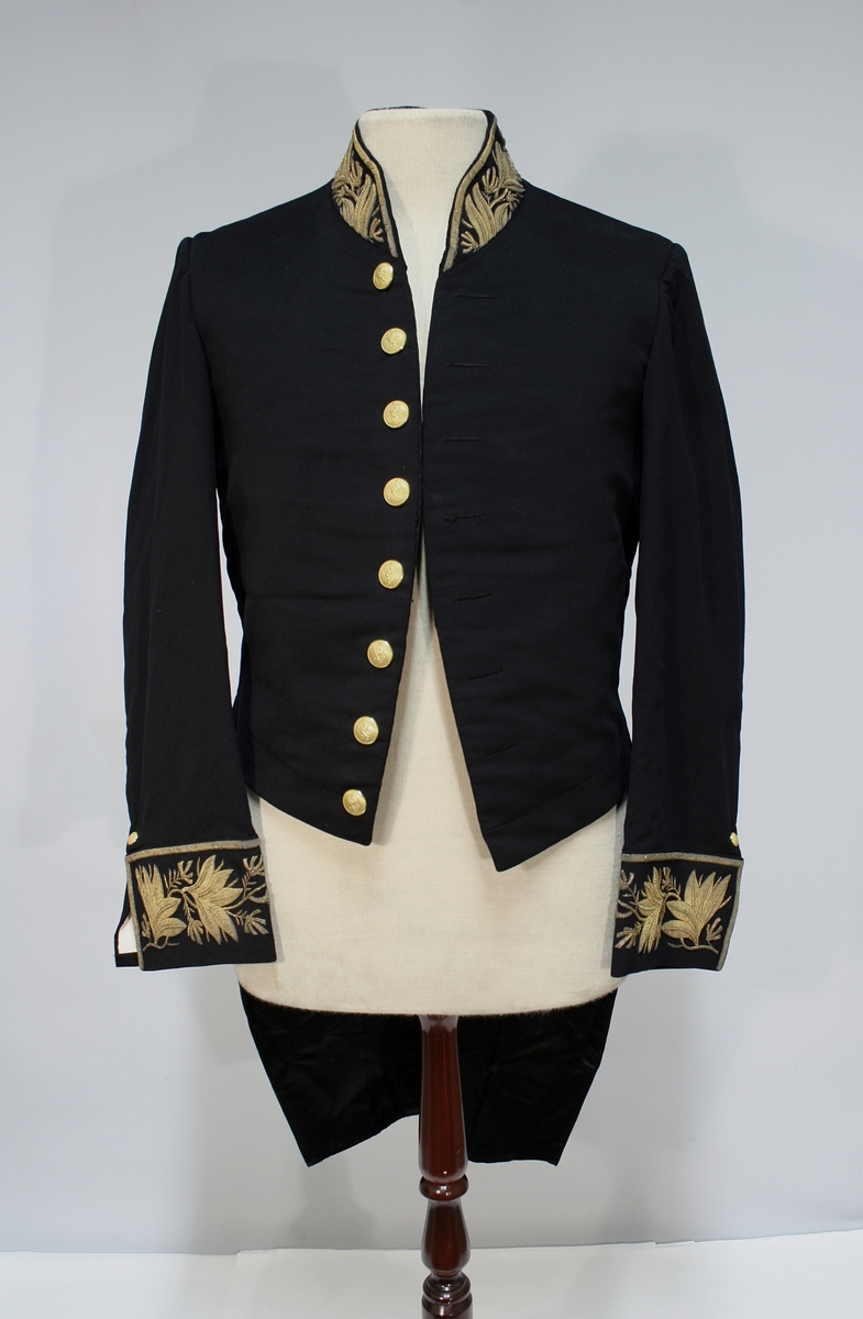 Gullbrokade på ermer og krave.