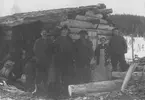 Utanför en skogskoja i Loos, 1915-20.
Fr.v. Bonn-Kalle Eriksson, Fredrik Lindkvist, Ivar Norin(Bryggar-Ivar) och hans fru Margit och Per Frid, Tjärnelund.