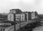 Västra bron och Teatern på en bild från 1898. Till vänster  bykhuset, även kallat 