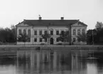 Wermlandsbankens huvudkontor i ett 40-tal år efter branden 1865. Huset, med adress Älvgatan 5, byggdes 1866, togs i bruk av Telegrafverket 1910 och byggdes på med en våning 1937. Bilden tagen runt förra sekelskiftet