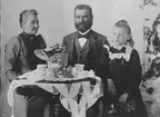 Familjen Juhlin, Hybo.(omkr. 1905-10).
J.A. Juhlin med hustu Maria och dottern Mimmi ( g. Bergqvist).