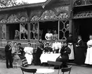 Punschkalas i stadsträdgården runt 1895. Som beställare av fotot står fröken Agda. Den byggnad som brändes ned av en pyroman tillkom år 1900 då den befintliga paviljongen monterades ner och återanvändes vid Tynäs respektive Lövnäs restaurang.