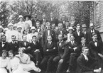 Medlemmar i Logen, Arb.Hem. Hybo. Foto från omkr. 1920
Övre rad: 1 ?, 2 Berta Björk, 3 Axel Wåhllberg, 4 Josef G. 5 Kalle Glas, 6 Kalle , 7 Skog,
Nästa rad: 8 ?, 9 ?, 10 Beda Bengtsson, 11 Hulda Boman, 12 Vinberg, 13 Vera Enbblom, 14 Otto Broman, 15 Vinberg, 16 ?, 17 Olle Edbom, 18 Ivar Skog, 19 Kalle Andersson, 20 Per Bengtsson, 21 Svensson, 22, August Bolin, 23 Hillevi Sv. 24. Edor Svensk. 25 Holger Svensson, 26 Lotten Gustafsson, 