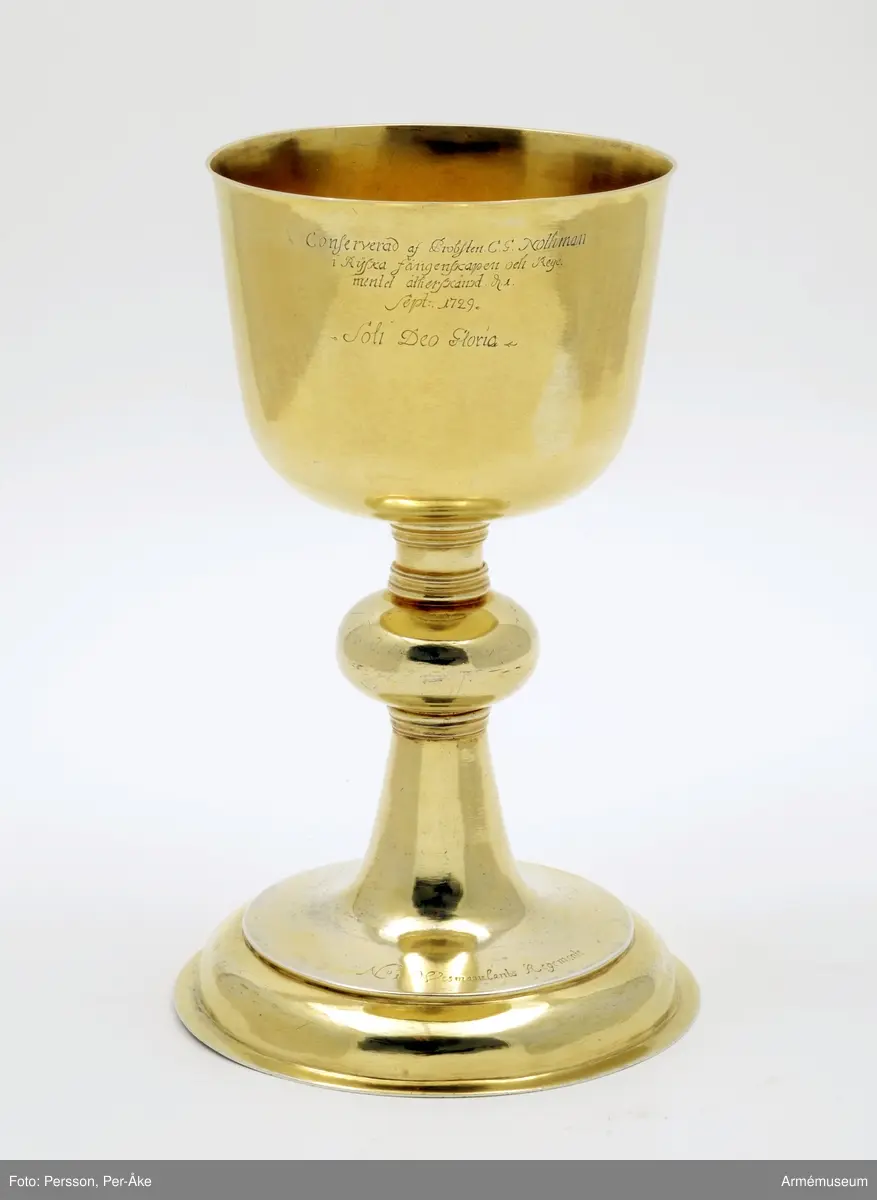 Nattvardskalk i silver för Västmanlands regemente. Tillverkat 1697 och skänkt till regementet av Karl XI.