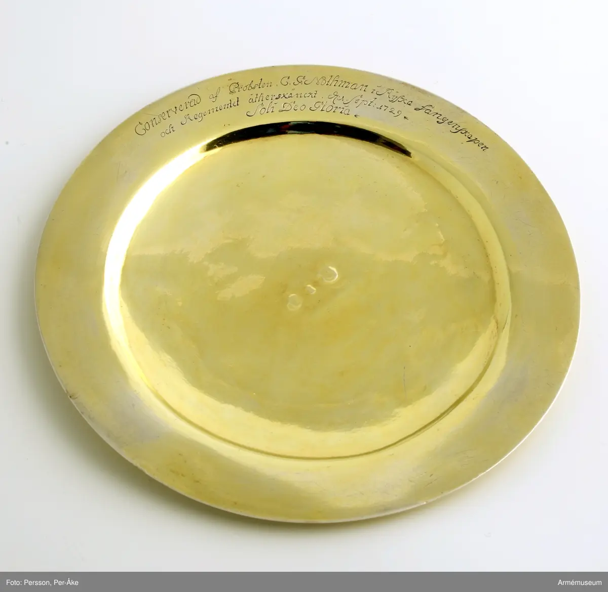 Paten av förgylld silver. Gjord i ett stycke. På undersidan är den märkt "11 lo". 

Inskrift "No 1 Westmanlands Regemente". Inskrift "Conserverad af Prosten C.G Nothman i Ryska fångenskapen  och regementet återskänkta den 1 september 1729. Soli Deo Gloria".

Märkning stadsvapnet för Stockholm, mästarstämpel Johan Nützel, årsbokstav I=1697 och en åldermannaranka. dvs, paten är gjord före 1754.            

2009-06-01 EW
Vikten tidigare angiven till 45,1g vilket verkade något för lite. Kontrollväg idag på digital våg och vikten är 145,2 g.