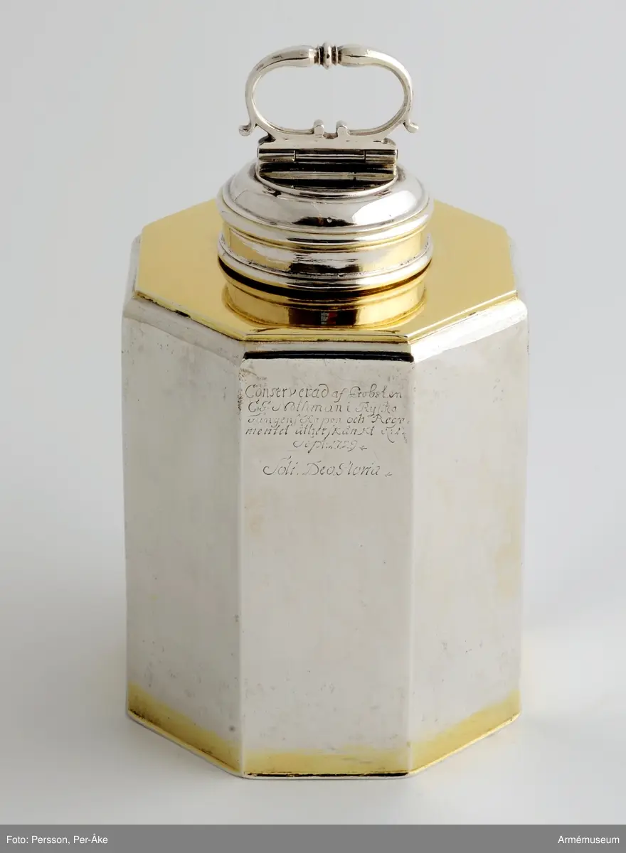 Vinkannan är förgylld ca 1 cm från botten och helt på den plana  kanten vid öppningen. Kannan är åttakantig. 

Inskrift "No 1 Wesmanelants Regemente". Inskrift "Conserverad af prosten C.G. Nothman i Ryska fångenskapen och regementet återskänkta den 1 september 1729.  Soli Deo Gloria.". 

Märkning stadsvapnet för Stockholm, mästarstämpel Johan Nützel, årsbokstav I = 1697 och en åldermansranka d v s kalken är gjord före 1754. I botten märkt 95 1/2 lo.

2009-06-01 EW
Vikten angiven till 11000 g (11 kg!) vilket är alldeles för mycket. Kontrollväg idag på digital våg och vikten är med båda locken 1266,9 g och utan dessa 1091,9 g.