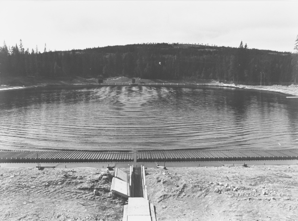 Bølgekraftverket på Elnes, Hakadal.  Nord for Elnes leir ble det på 1980-tallet bygget et forsøksanlegg for bølgekraft. Anlegget er ikke i bruk.