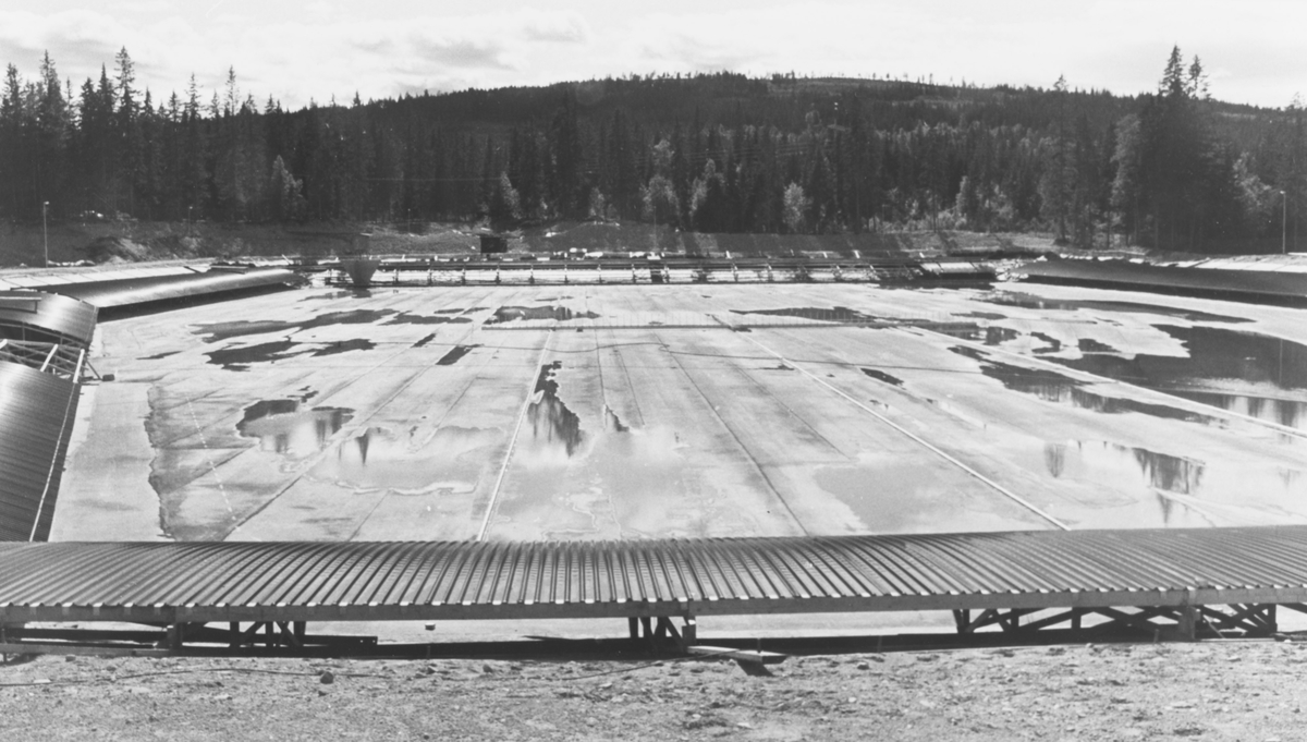 Bølgekraftverket på Elnes, Hakadal.  Nord for Elnes leir ble det på 1980-tallet bygget et forsøksanlegg for bølgekraft. Anlegget er ikke i bruk.