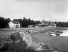 Byggnader tillhörande Skagersbrunns kuranstalt på en bild tagen runt förra sekelskiftet.