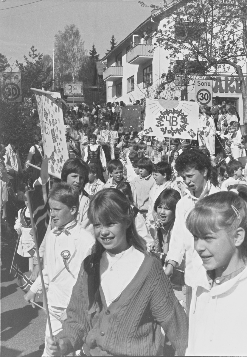 17. maitog i  krysset Sagerudveien/Stasjonsveien. Rotnes og evt Sørli skole.