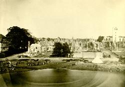 Bild tagen efter branden 1865 med gaveln på biskopsgården ti