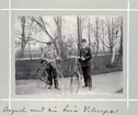 Bildserie tagen av August Malmborg (1875-1895), son till landshövding Adolf Malmborg, ägare till Våxnäs herrgård, och hans maka Julia, född Åkerhielm. Bilderna är tagna från tidigt 1890-tal fram till 1895 med bildtexten skriven av modern: August med sin kära velociped.