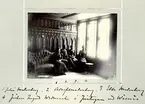 Bildserie tagen av August Malmborg (1875-1895), son till landshövding Adolf Malmborg, ägare till Våxnäs herrgård, och hans maka Julia, född Åkerhielm. Bilderna är tagna från tidigt 1890-tal fram till 1895 med bildtexten skriven av modern: 1. Julia Malmborg, 2. Adolf Malmborg, 3. Ebba Malmborg, 4. fröken Ingrid Widmark i förstugan vid Wåxnäs.
