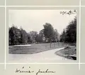 Bildserie tagen av August Malmborg (1875-1895), son till landshövding Adolf Malmborg, ägare till Våxnäs herrgård, och hans maka Julia, född Åkerhielm. Bilderna är tagna från tidigt 1890-tal fram till 1895 med bildtexten skriven av modern: Wåxnäs parken.